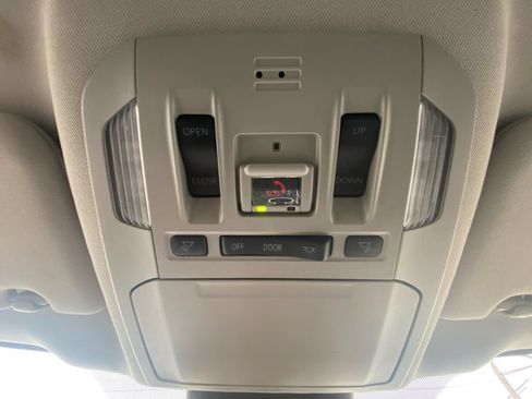 Used 2023 Toyota Highlander XLE AWD/4WD image 25