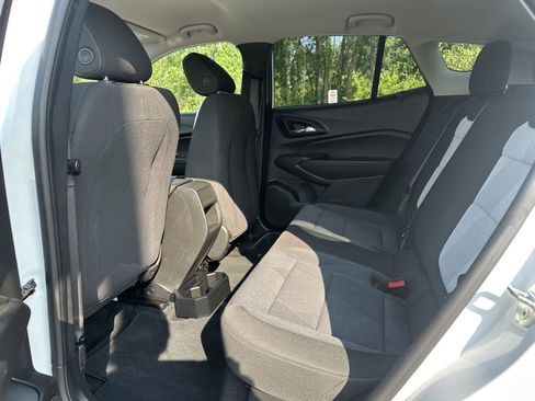 Used 2024 Chevrolet Trax LS w/ LS Convenience Package FWD image 18