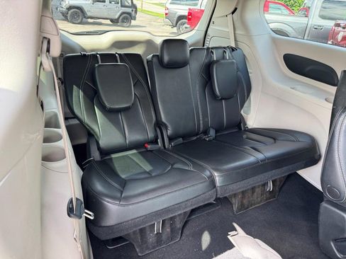 Used 2023 Chrysler Pacifica Touring-L FWD image 13