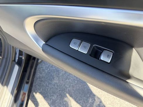 Used 2022 Genesis G70 2.0T RWD image 34