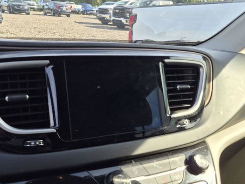 Used 2018 Chrysler Pacifica Touring-L FWD image 10