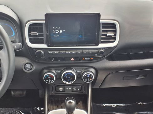 Used 2025 Hyundai Venue Limited FWD image 29