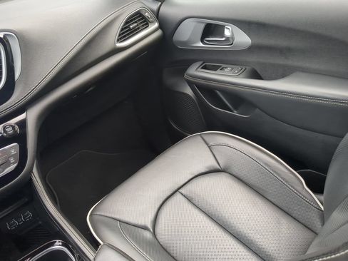 Used 2025 Chrysler Pacifica Limited FWD image 53