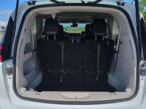 Used 2023 Chrysler Pacifica Touring-L FWD image 24