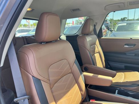 Used 2022 Nissan Pathfinder Platinum w/ Cargo Package image 25