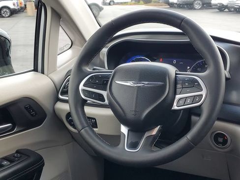 Used 2024 Chrysler Pacifica Touring-L FWD image 29
