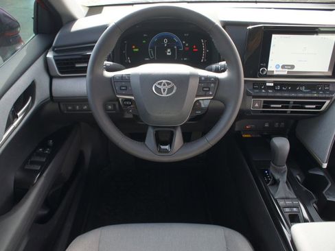 Used 2025 Toyota Camry LE w/ Convenience Package FWD image 5