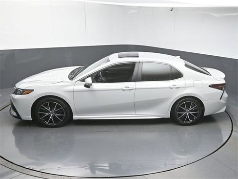 Used 2024 Toyota Camry SE image 43