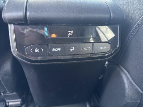 Used 2020 Toyota Highlander XLE FWD image 34