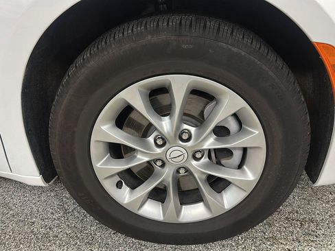 Used 2026 Chrysler Pacifica Select AWD/4WD image 9