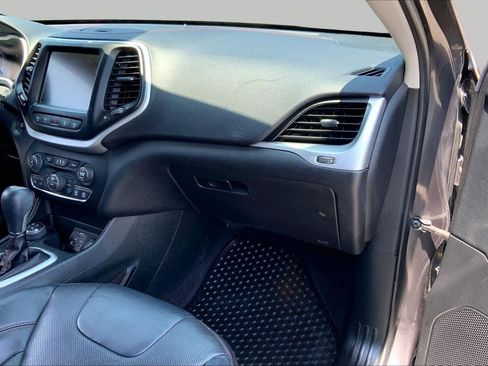 Used 2017 Jeep Cherokee Trailhawk AWD/4WD image 18