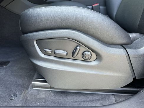 Certified 2025 Porsche Cayenne AWD/4WD image 8