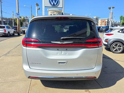 Used 2024 Chrysler Pacifica Touring-L FWD image 4