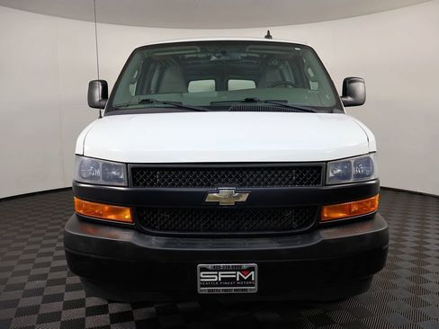 Used 2018 Chevrolet Express 2500 w/ Driver Convenience Package RWD image 4