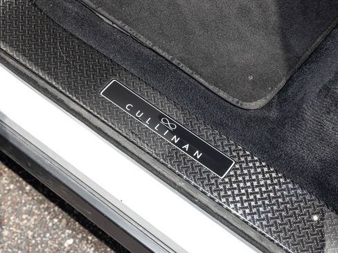 Certified 2022 Rolls-Royce Cullinan Black Badge w/ Dark Exterior Package AWD/4WD image 32