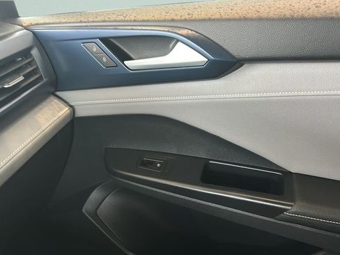 Used 2024 Volkswagen Taos SE image 16