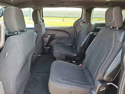 Used 2021 Chrysler Pacifica Touring w/ S Appearance Package FWD image 16