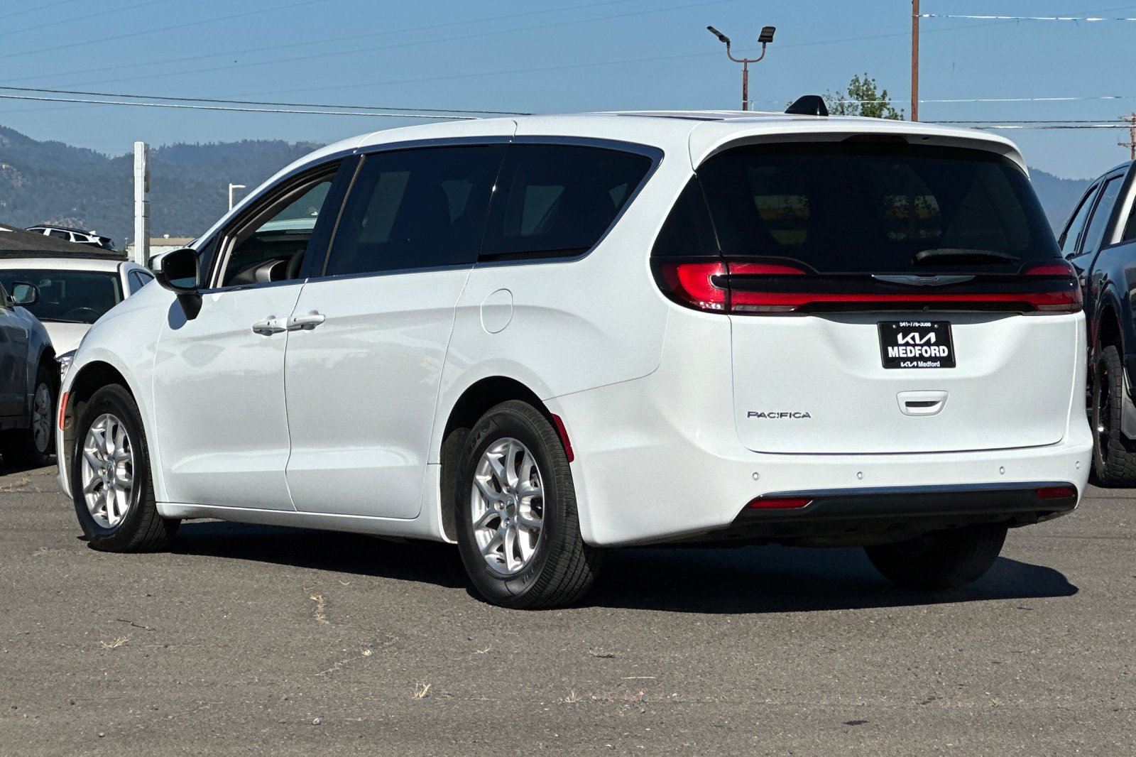 Used 2023 Chrysler Pacifica Touring-L FWD image 6