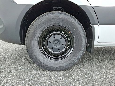 Used 2025 Mercedes-Benz Sprinter 2500 image 9