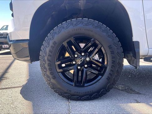 Used 2025 Chevrolet Silverado 1500 Custom Trail Boss AWD/4WD image 9