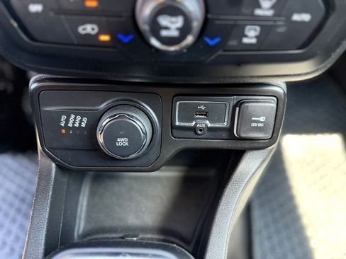Used 2023 Jeep Renegade Latitude w/ Premium Group AWD/4WD image 21