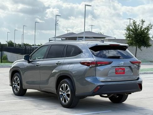 Used 2025 Toyota Highlander XLE FWD image 8