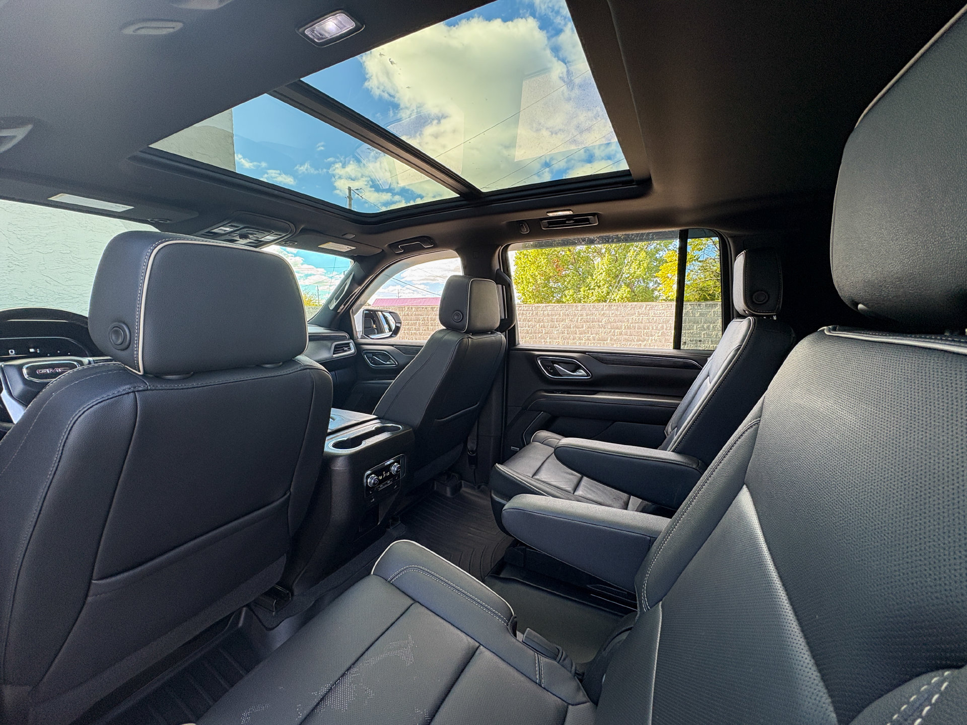 Used 2022 GMC Yukon XL SLT w/ SLT Luxury Package AWD/4WD image 21