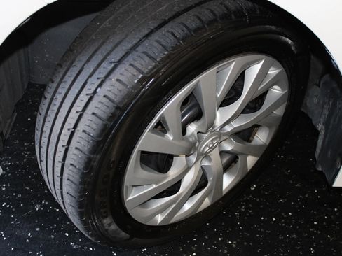 Used 2018 Toyota Corolla LE FWD image 30