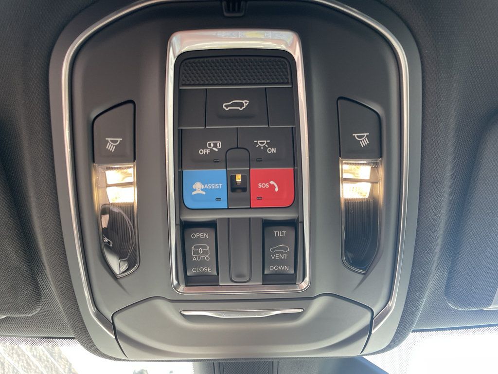 Certified 2025 Jeep Grand Cherokee Altitude AWD/4WD image 16