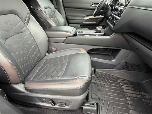Used 2024 Nissan Pathfinder Platinum image 18