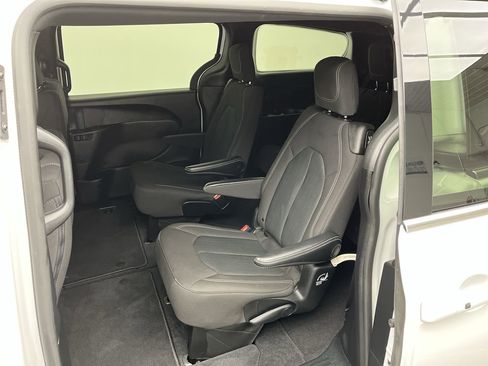 Used 2023 Chrysler Pacifica Touring image 11
