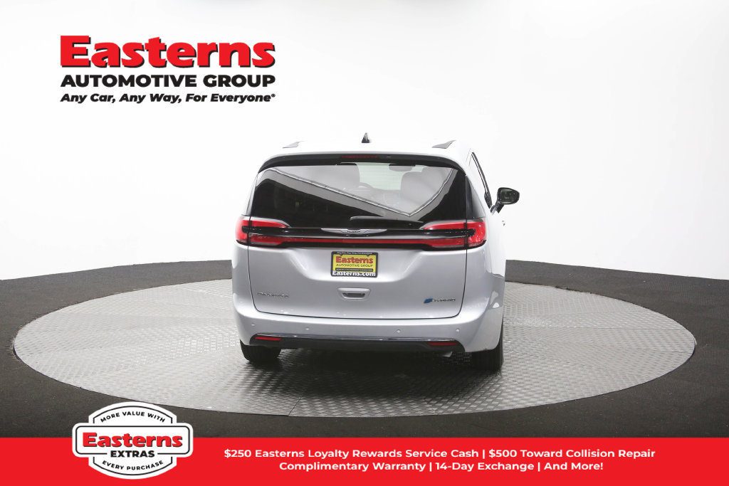Used 2023 Chrysler Pacifica Limited FWD image 40