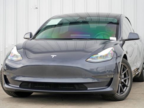 Used 2023 Tesla Model 3 Standard Range image 3
