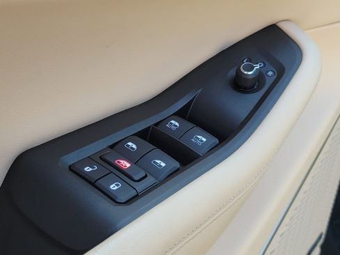 Used 2024 Jeep Grand Cherokee Limited w/ Luxury Tech Group II image 16