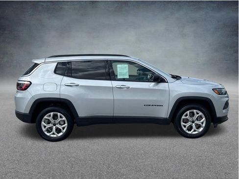 Used 2025 Jeep Compass Latitude AWD/4WD image 12