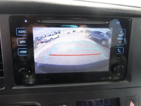 Used 2017 Toyota Sienna XLE AWD/4WD image 32