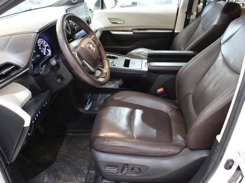 Used 2022 Toyota Sienna Platinum AWD/4WD image 25