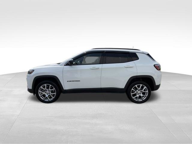 Used 2023 Jeep Compass Latitude AWD/4WD image 5