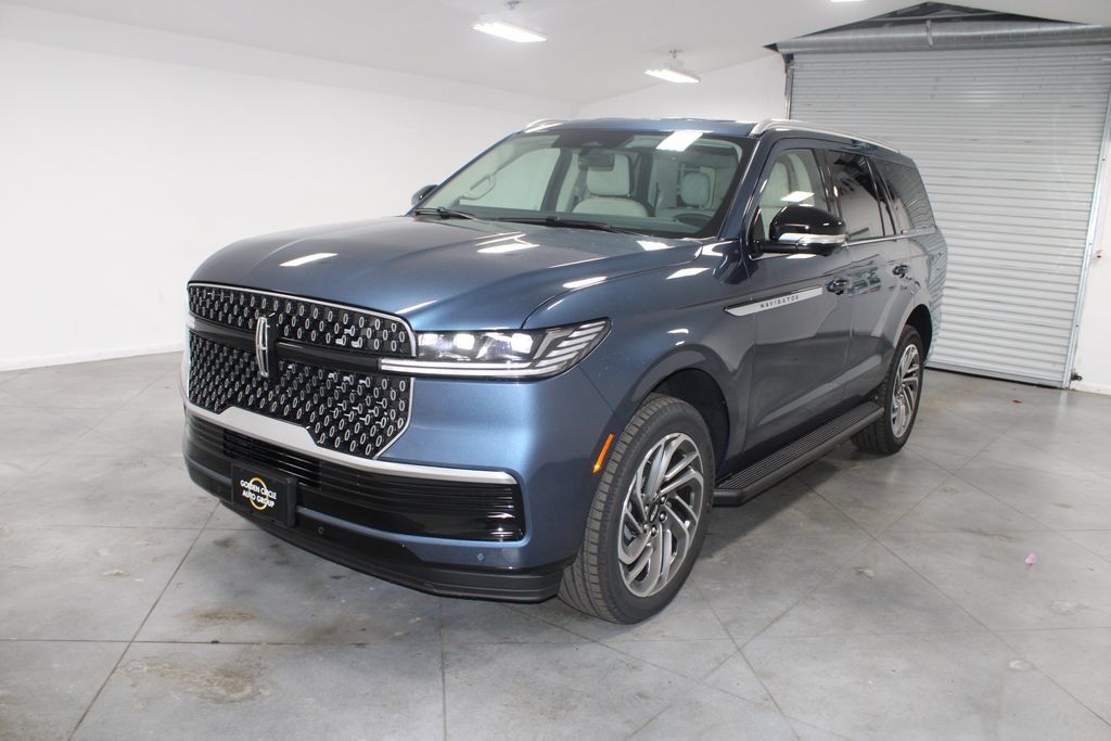 New 2027 Lincoln Navigator Premiere RWD image 3