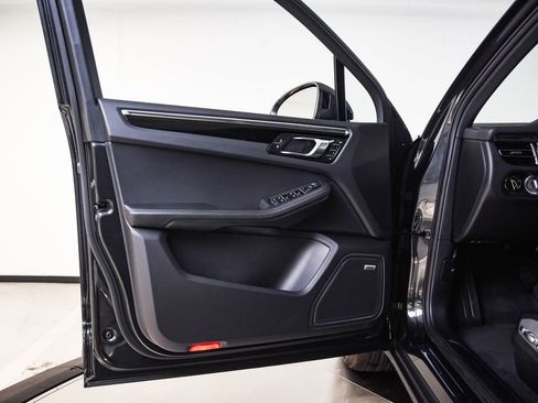 Certified 2025 Porsche Macan AWD/4WD image 23