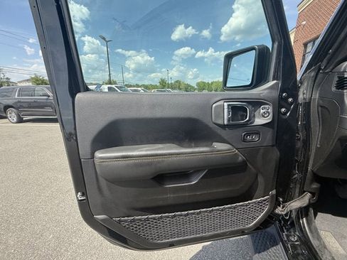 Used 2025 Jeep Wrangler Sahara AWD/4WD image 19