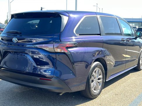 Certified 2023 Toyota Sienna LE FWD image 4