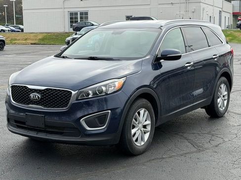 Used 2017 Kia Sorento LX w/ LX Convenience Package image 3