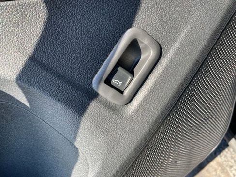 New 2025 Volkswagen Tiguan SE image 25