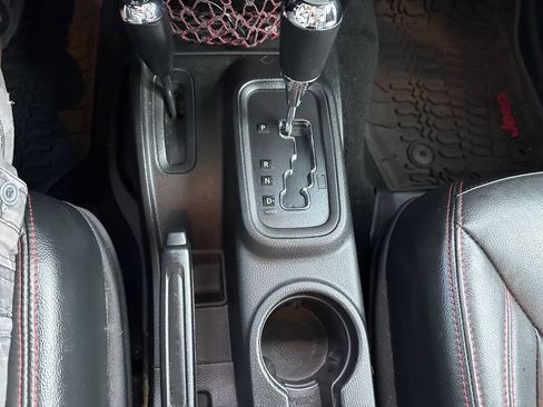 Used 2018 Jeep Wrangler Unlimited Rubicon AWD/4WD image 32