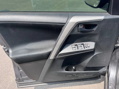 Used 2018 Toyota RAV4 LE FWD image 8