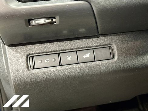 Used 2024 Nissan Pathfinder SL image 10