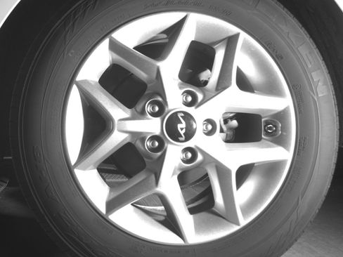Used 2025 Kia Soul LX w/ LX Technology Package FWD image 14