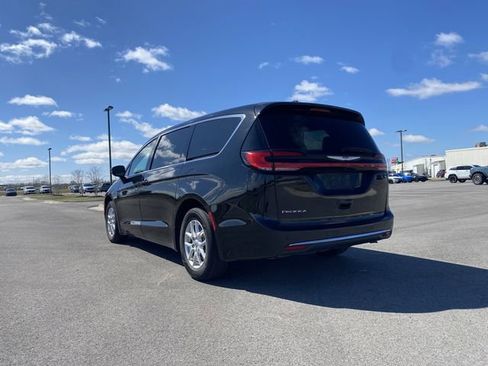 Used 2024 Chrysler Pacifica Touring-L image 3