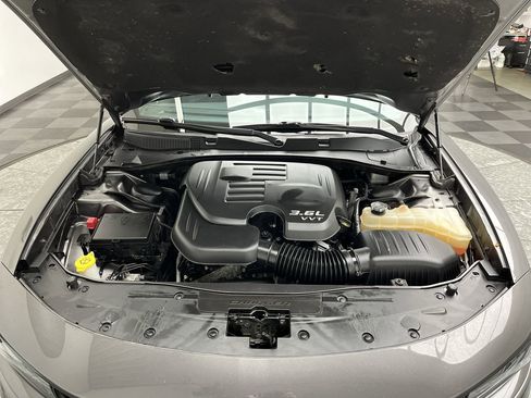 Used 2017 Dodge Charger SXT image 2